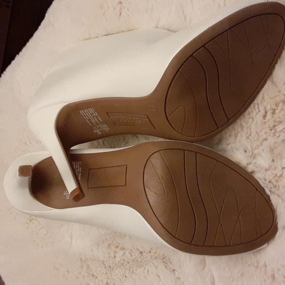 Previously owned Christian Siriano White Shootie Peep-toe Pumps - Picture 4 of 8